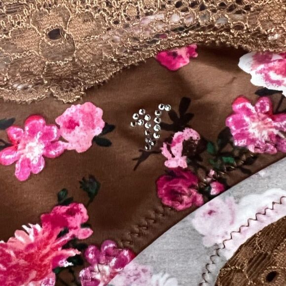 Victorias Secret Dream Angels Supersoft Satin Chrystal V Cheekini panty XSmall - Picture 4 of 4